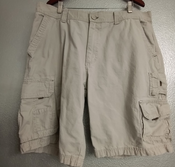 Rustic Ridge Cargo Shorts. Size 40 - Picture 1 of 3